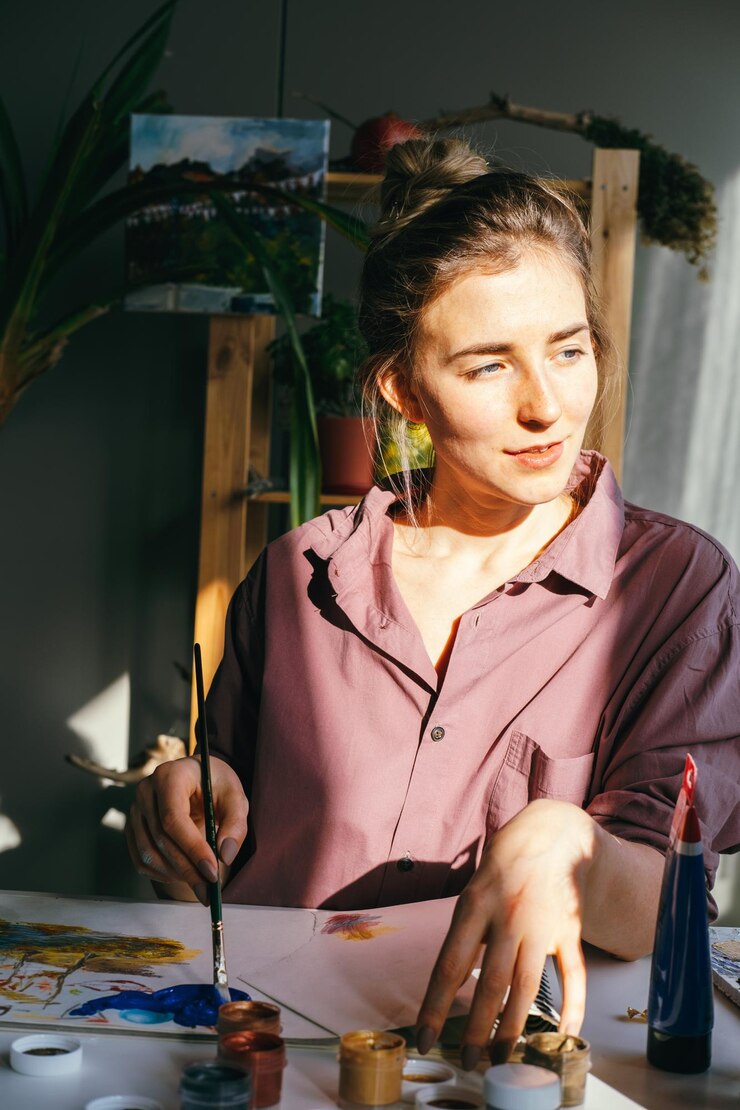 Foto mujer hermosa dibujando en un estudio de arte hobby y concepto de arte
