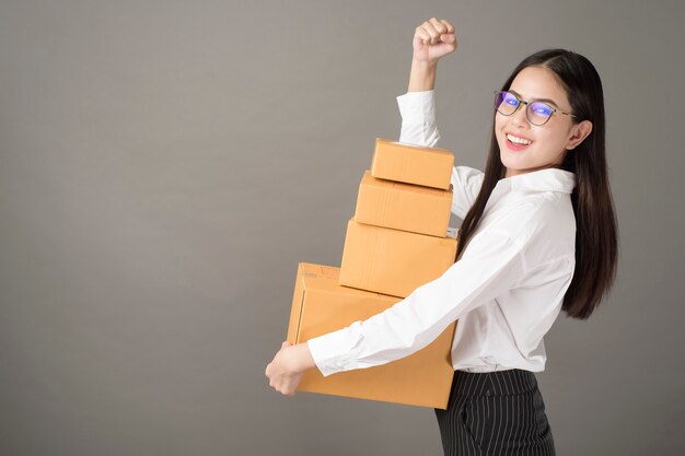 Mujer hermosa felicidad con retrato de caja