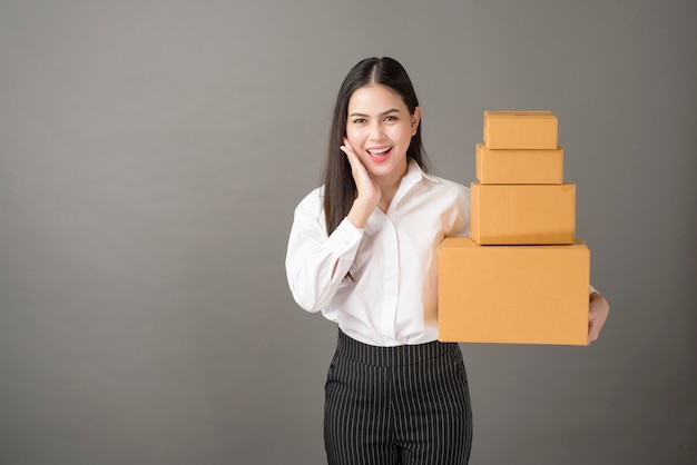 Mujer hermosa felicidad con retrato de caja