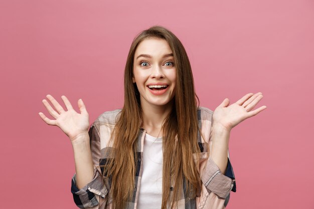 Mujer hermosa feliz sorprendida que mira en el entusiasmo