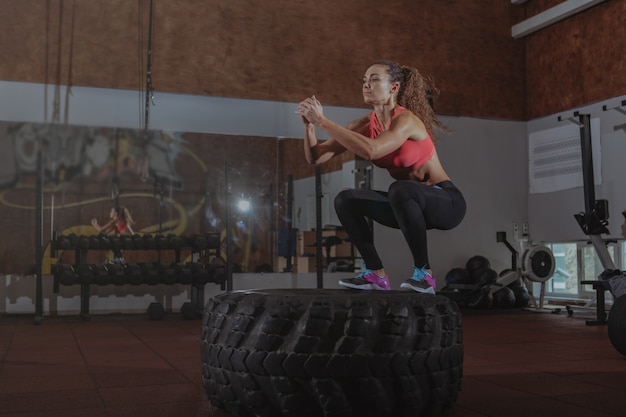 Mujer hermosa fit crossfit ejercicio