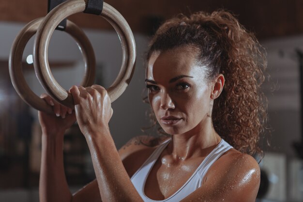 Mujer hermosa fit crossfit ejercicio