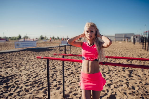 Mujer hermosa fitness atleta descansando después del entrenamiento