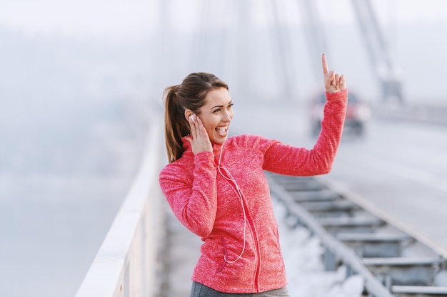 Mujer hermosa fitness disfrutando en la mañana de invierno. Concepto de fitness de invierno