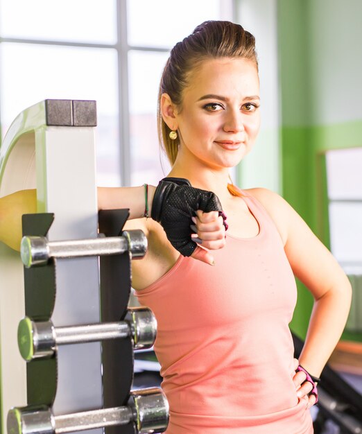 Mujer hermosa, en, gimnasio