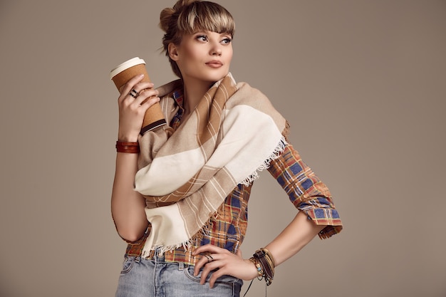 Mujer hermosa hippie rubia glamour con taza de café