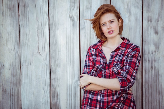 mujer hermosa hipster con los brazos cruzados