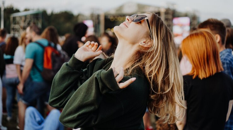 Mujer hermosa joven bailando en el festival de música