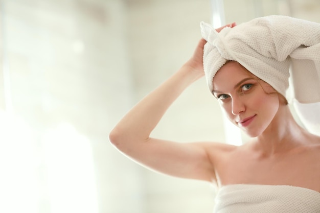 mujer hermosa joven en el baño