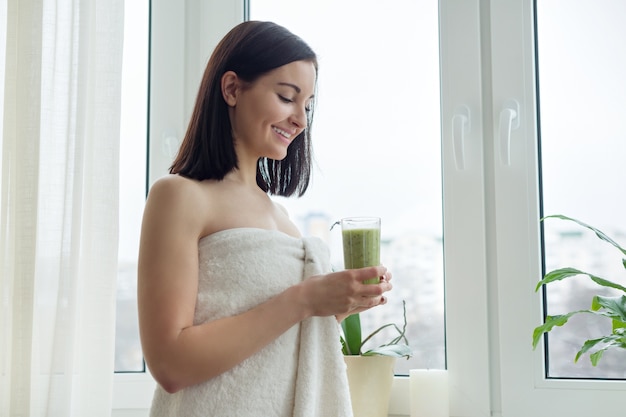 Mujer hermosa joven con bebida dietética de vitamina