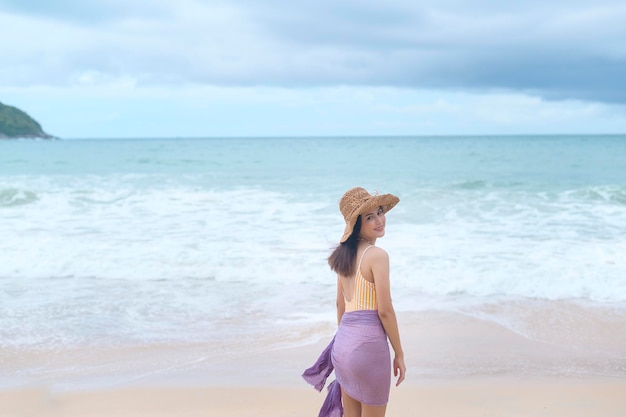 Mujer hermosa joven en Bikini disfrutando y relajándose en la playa