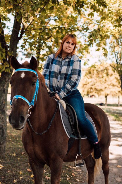 Mujer hermosa joven a caballo