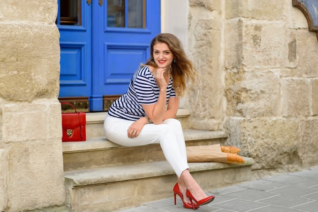 Mujer hermosa joven en las calles de Francia