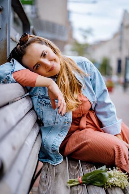 Mujer hermosa joven camina por la ciudad en Europa, foto de la calle, mujer posando en el centro de la ciudad