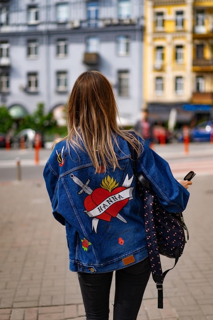 Mujer hermosa joven camina por la ciudad en Europa, foto de la calle, mujer posando en el centro de la ciudad