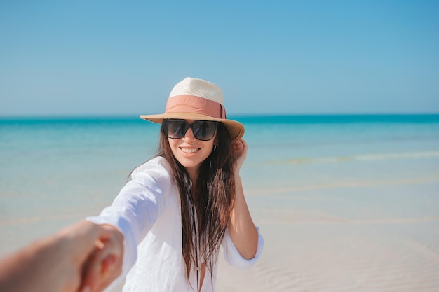 Mujer hermosa joven en camisa de algodón blanco de vacaciones