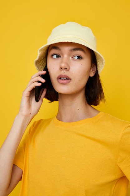 Mujer hermosa joven en camiseta amarilla posando moda en Panamá Estilo de vida inalterado