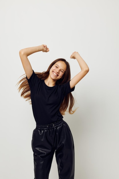 Mujer hermosa joven en una camiseta negra gesto de la mano divertido Estilo de vida inalterado