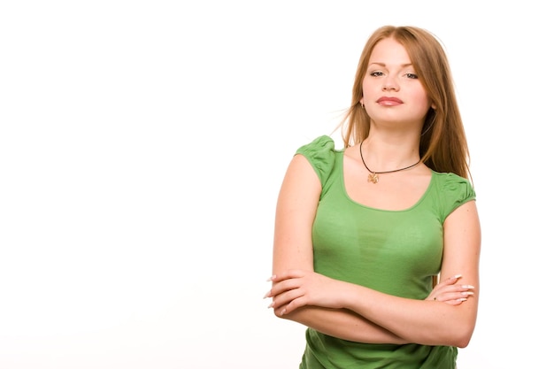 Mujer hermosa joven en camiseta verde en fondo blanco