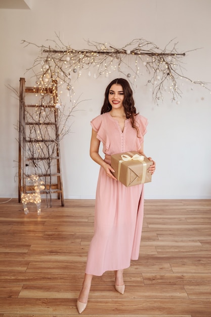 Mujer hermosa joven celebrando la Navidad