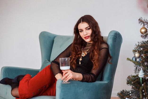 Mujer hermosa joven celebrando la Navidad