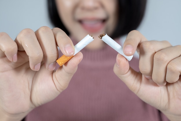 Foto mujer hermosa joven con el cigarrillo roto