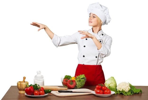 Mujer hermosa joven cocinando en la cocina