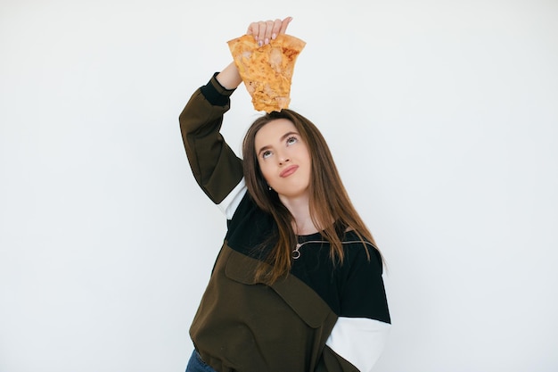 Mujer hermosa joven comer rebanada de pizza de pepperoni