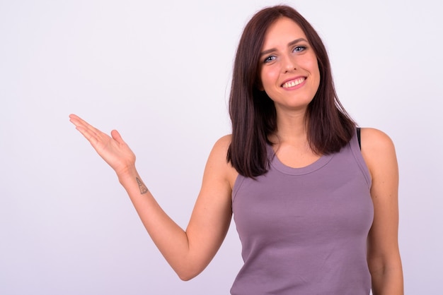 mujer hermosa joven contra la pared blanca