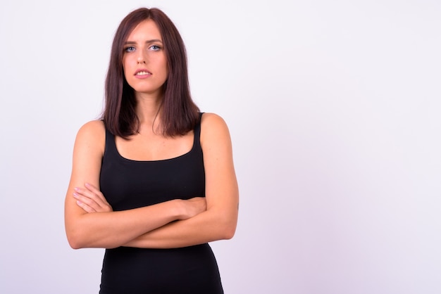 mujer hermosa joven contra la pared blanca