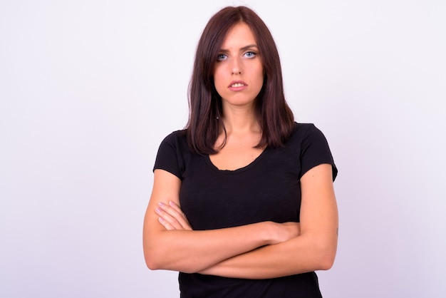 mujer hermosa joven contra la pared blanca