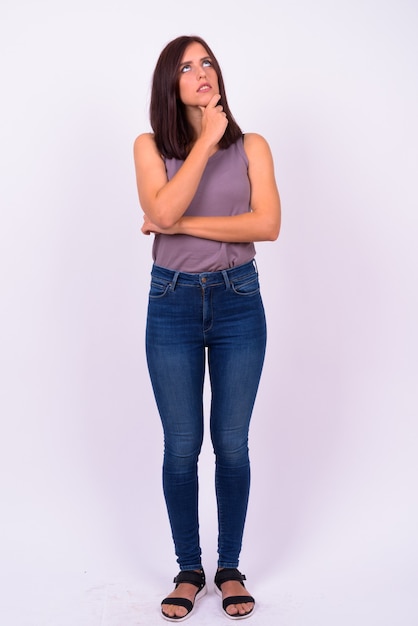 mujer hermosa joven contra la pared blanca