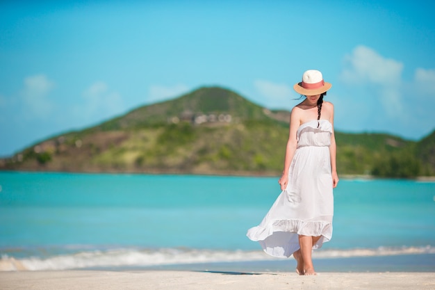 Mujer hermosa joven en la costa tropical