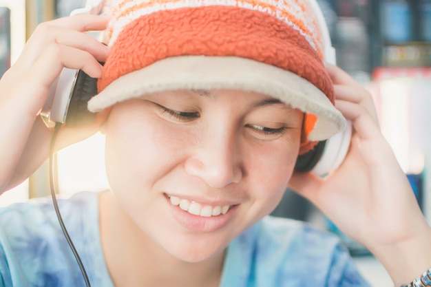 Mujer hermosa joven disfrutando de la música en casa