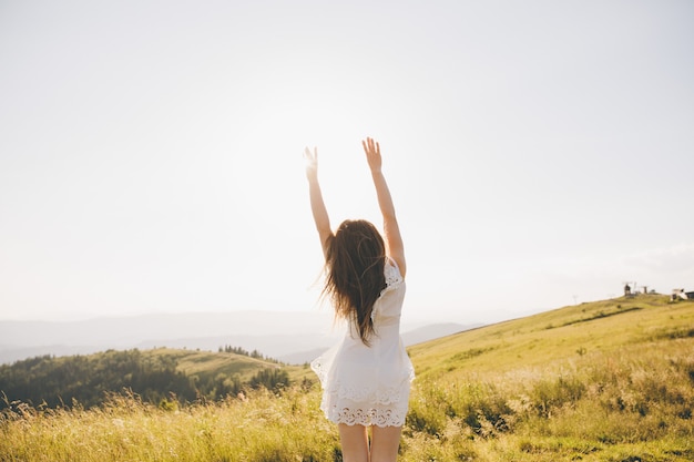 Mujer hermosa joven divirtiéndose fuera de la naturaleza