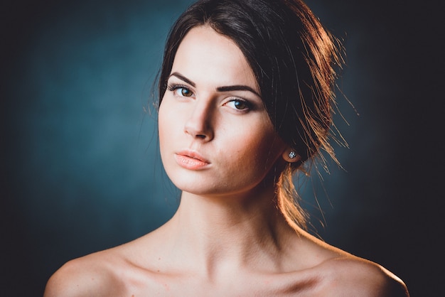 Mujer hermosa, joven y emocional