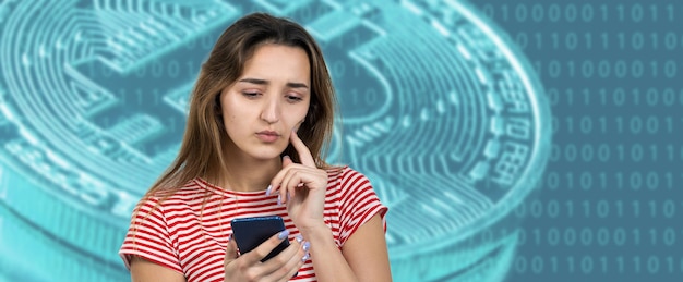 Foto mujer hermosa joven con estudio de teléfono móvil con un trasfondo de bitcoin.