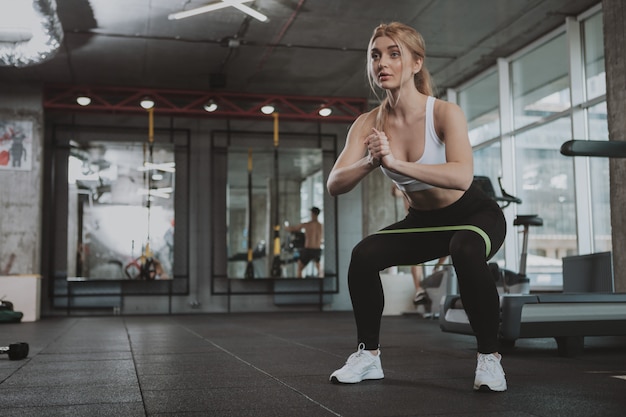 Mujer hermosa joven fitness ejercicio en el gimnasio