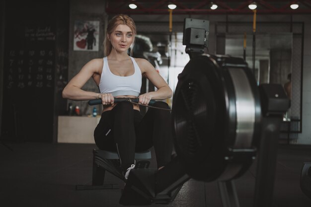 Mujer hermosa joven fitness ejercicio en el gimnasio