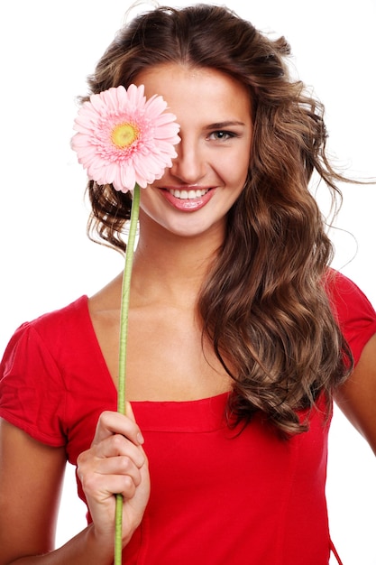 Foto mujer hermosa joven con flor rosa fresca