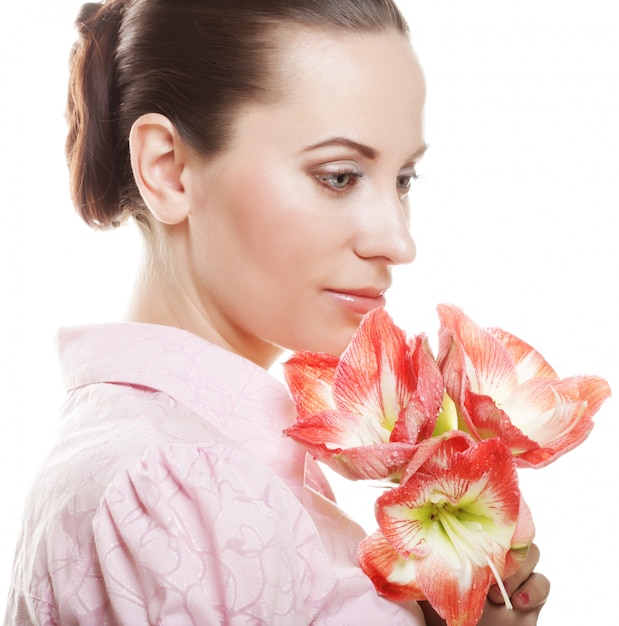 Foto mujer hermosa joven con flor