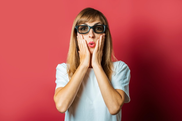 Mujer hermosa joven en gafas siendo sorprendido