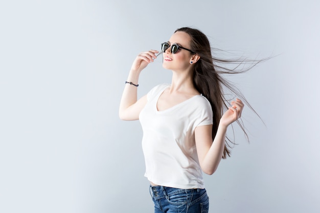 Mujer hermosa joven con gafas de sol