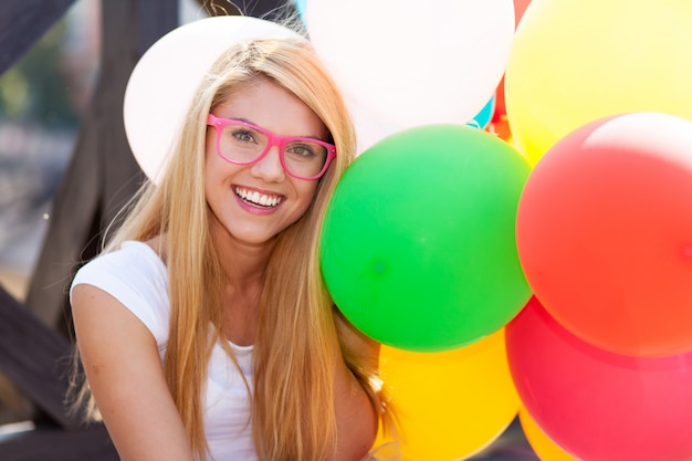 Mujer hermosa joven con globos de aire