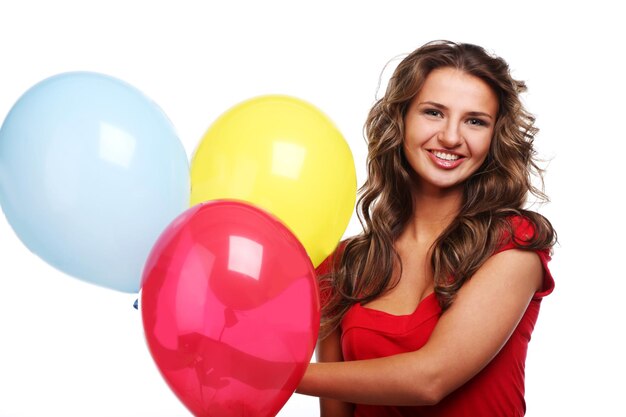 Mujer hermosa joven con globos de tres colores