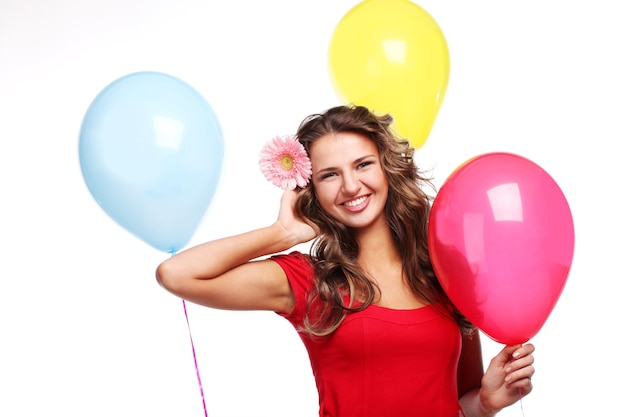 Mujer hermosa joven con globos de tres colores