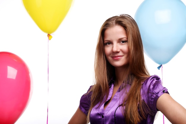 Mujer hermosa joven con globos de tres colores