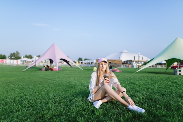 Mujer hermosa joven con una gorra en un festival de verano