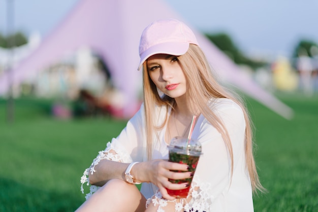 Mujer hermosa joven con una gorra en un festival de verano