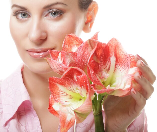 Foto mujer hermosa joven con grandes flores rosas